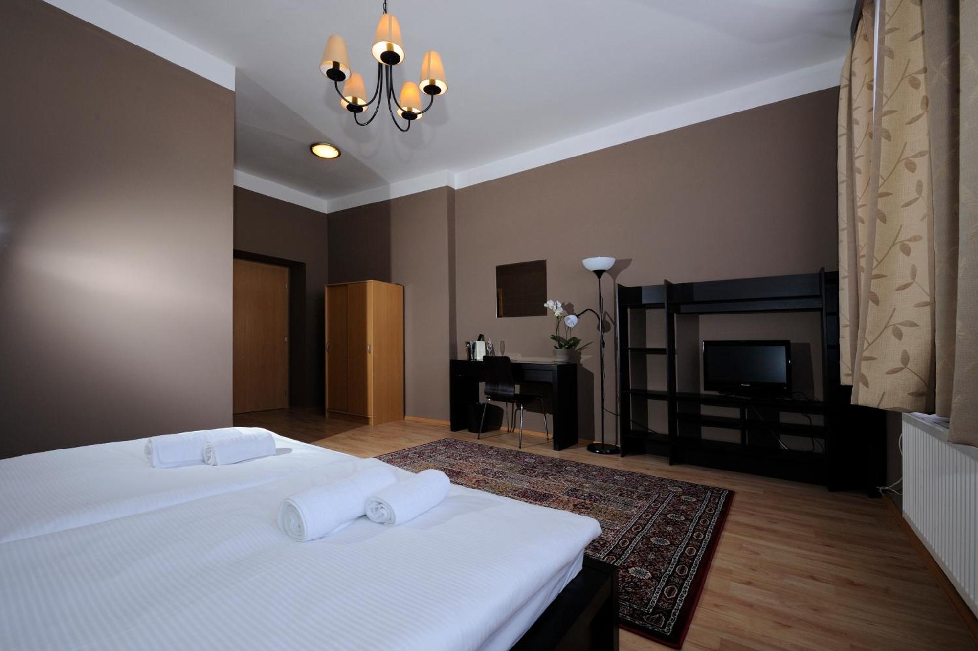 פארדוביצה Hotel Zlata Stika מראה חיצוני תמונה