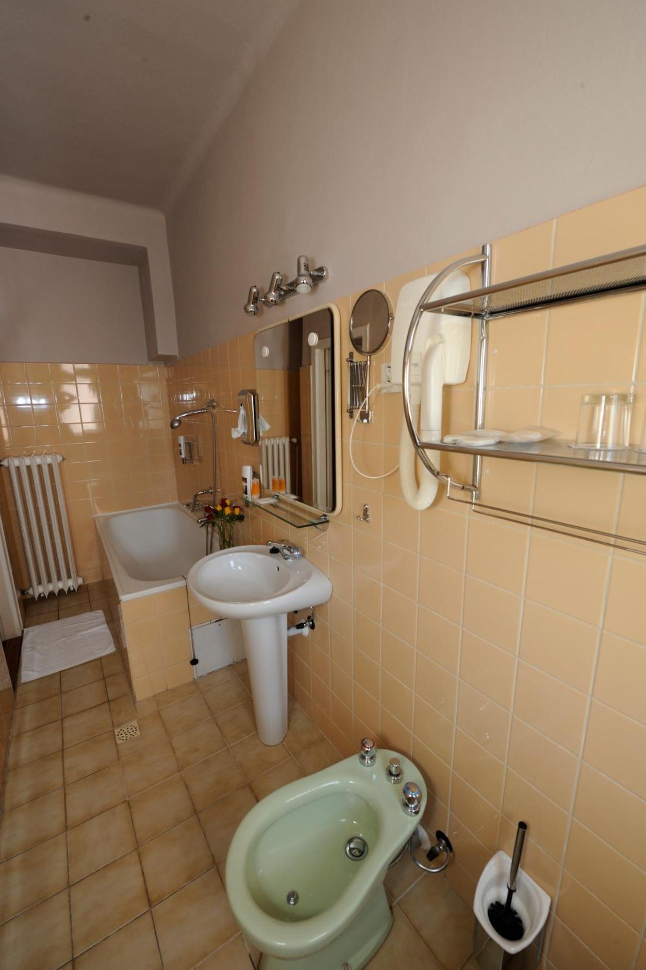 פארדוביצה Hotel Zlata Stika מראה חיצוני תמונה